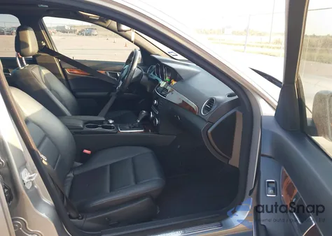 2013 Mercedes-Benz C 250 Sport z USA, uszkodzony, nr VIN WDDGF4HB6DA846519